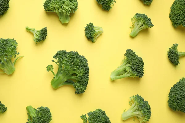 Brocoli Frais Savoureux Sur Fond Jaune Plat — Photo