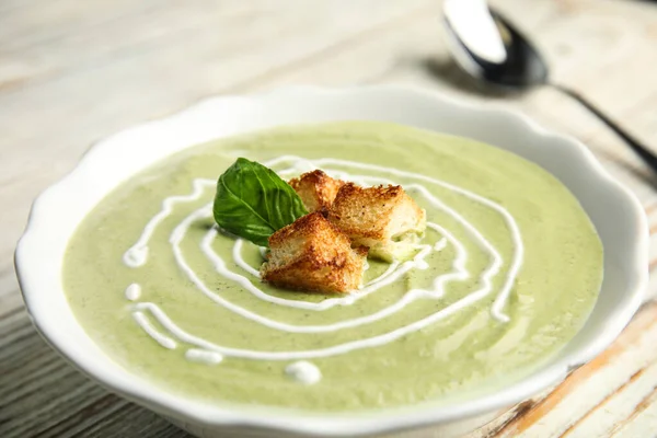 Délicieuse Soupe Crème Brocoli Aux Croûtons Servie Sur Une Table — Photo