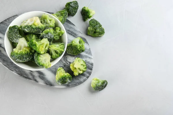 Frysta Broccoliblommor Ljusgrått Bord Platt Liggunderlag Vegetabilisk Konservering — Stockfoto