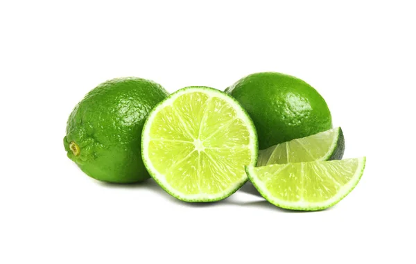 Limas verdes maduras frescas aisladas en blanco — Foto de Stock