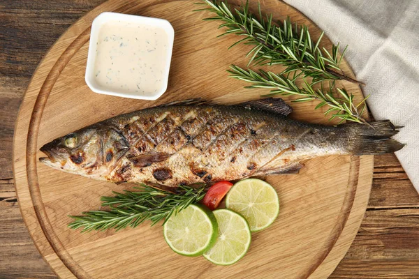 Peşte Delicios Grătar Servit Masă Lemn Vedere Sus — Fotografie, imagine de stoc