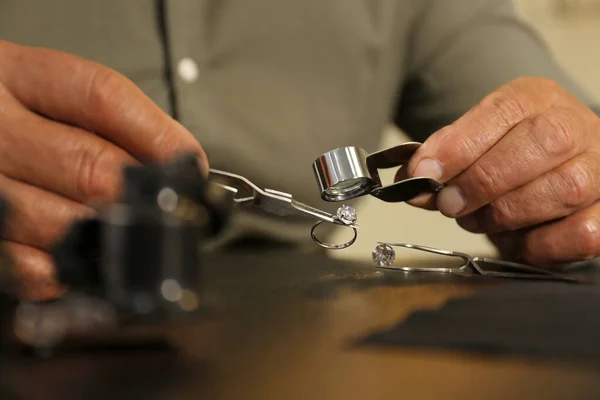 Bijoutier professionnel travaillant avec une belle bague à la table, fermer — Photo