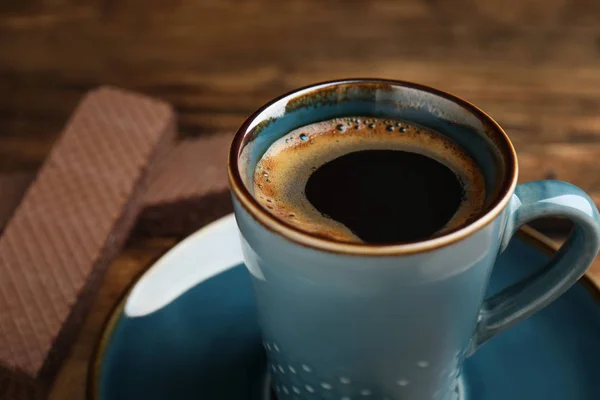 Heerlijke Koffie Wafels Voor Ontbijt Houten Tafel Close — Stockfoto