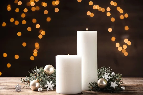 Velas Decoración Navidad Mesa Madera Contra Las Luces Borrosas Festivas — Foto de Stock