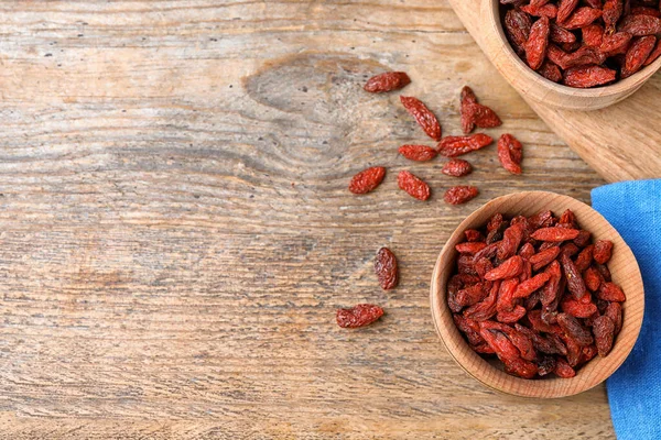 Bayas Goji Secas Sobre Mesa Madera Puesta Plana Espacio Para — Foto de Stock