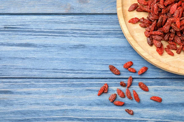 Bayas Goji Secas Sobre Mesa Madera Azul Puesta Plana Espacio — Foto de Stock