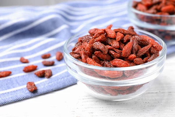 Goji Berry Kering Meja Kayu Putih Closeup — Stok Foto