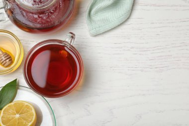 Beyaz ahşap masada bal ve limonlu nefis çay, düz yatak. Metin için boşluk