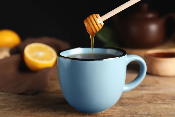 Honig Tropft Tasse Tee Auf Holztisch — Stockfoto