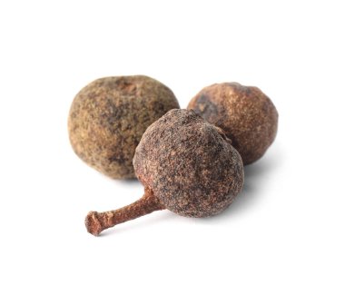Beyaz üzerine izole edilmiş baharatlı karabiber taneleri.