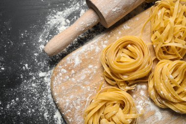 Tahta üzerinde Tagliatelle makarnası, düz yatıyordu.