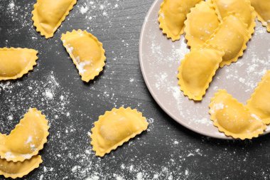 Gri ahşap masadaki Ravioli, düz yatıyordu. İtalyan makarnası