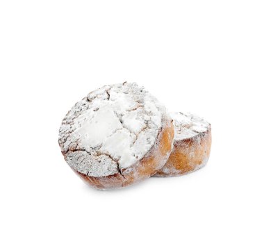 Beyaz arka planda ev yapımı tatlı kurabiyeler.