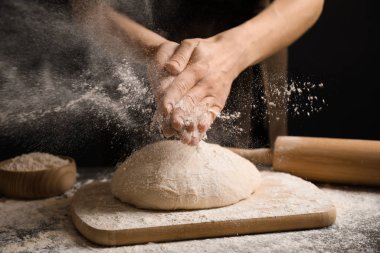 Gri masada parası olan kadın, yakın plan. Makarna yapmak