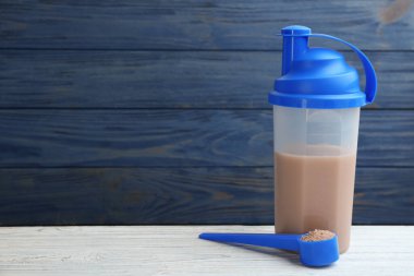 Tahta masadaki protein salınımı ve tozu, metin için boşluk