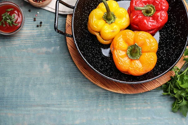 Lezzetli dolma dolma biberler mavi ahşap masada, düz yatıyordu