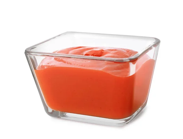 Sabrosa salsa de tomate en tazón de vidrio aislado en blanco — Foto de Stock