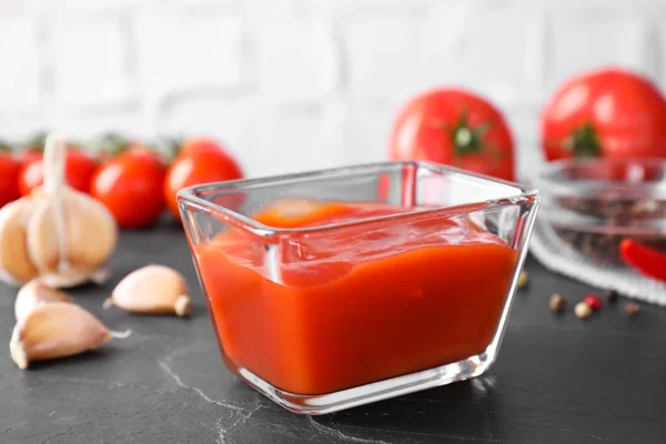 Köstliche Frische Tomatensauce Auf Schwarzem Tisch Nahaufnahme — Stockfoto