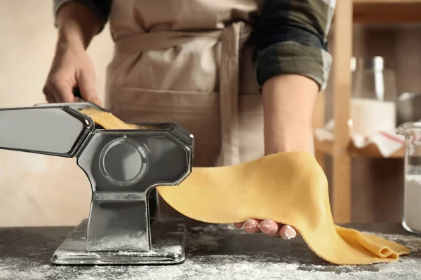 Wanita mempersiapkan adonan dengan mesin pembuat pasta di meja, closeup — Stok Foto