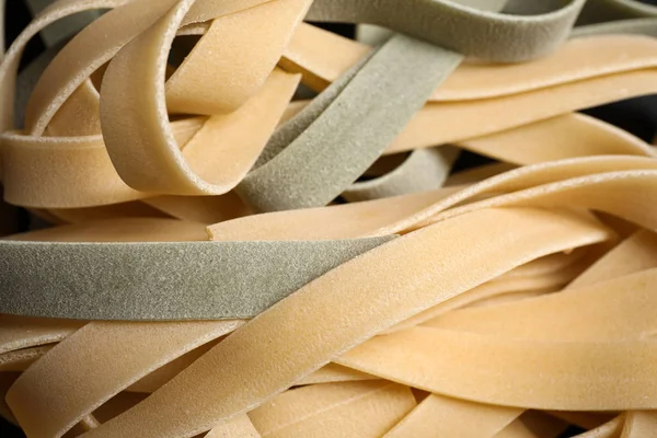 Vista de cerca de la pasta fresca cruda tagliatelle — Foto de Stock