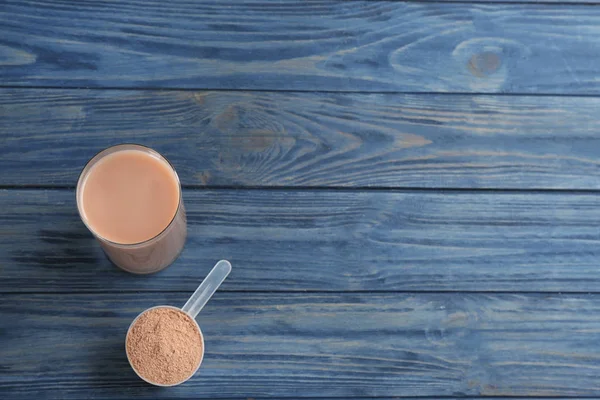 Batido Proteínas Polvo Mesa Madera Azul Puesta Plana Espacio Para —  Fotos de Stock