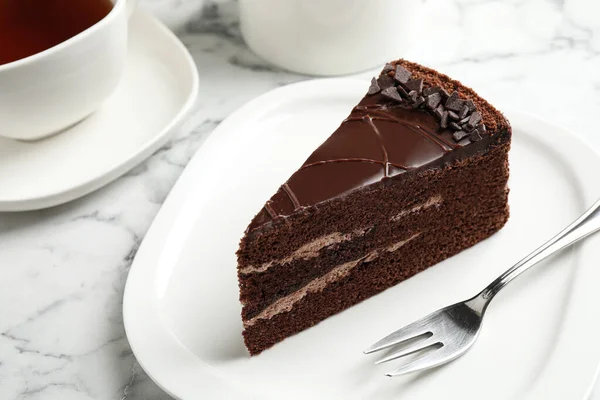 Stück Leckerer Schokoladenkuchen Auf Teller Serviert — Stockfoto