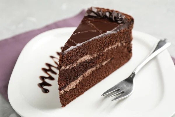Stück Leckerer Schokoladenkuchen Auf Teller Serviert — Stockfoto