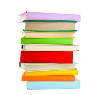 Beyaza izole edilmiş renkli kitap yığını
