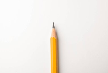 Keskin kalem beyaz, üst görünümde izole