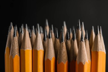 Siyah arkaplanda keskin grafit kalemler, yakın plan