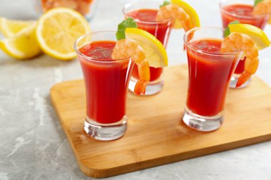 Masada domates soslu lezzetli karides kokteyli.