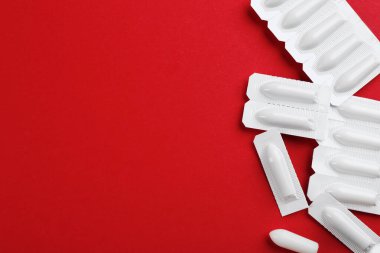 Fitiller ve kırmızı arkaplan üzerine metin için boşluk, düz yatış. Hemoroit tedavisi