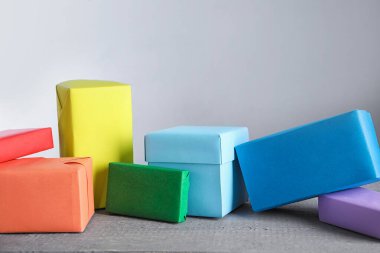 Gri masadaki parlak kutular. Gökkuşağı renkleri