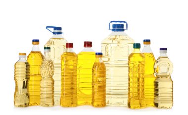 Farklı şişelerde pişen yağ beyaza izole edilmiş.