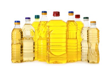 Farklı şişelerde pişen yağ beyaza izole edilmiş.