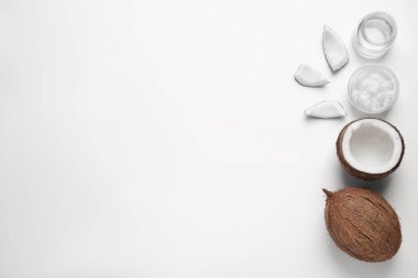 Beyaz arka planda hindistan cevizi yağlı kompozisyon, üst görünüm