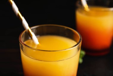 Taze alkolik Tekila Gün Doğumu Kokteyli koyu arka planda, yakın plan