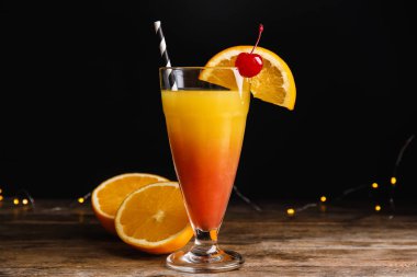 Taze alkolik Tekila Gün Doğumu kokteyli ahşap masada.