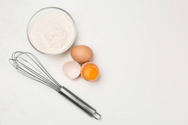 Düz kompozisyon, çiğ yumurtalar beyaz masada, yazı için boşluk. Pasta yapmak.