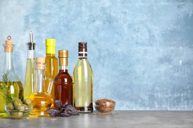 Gri masada farklı pişirme yağları. Metin için boşluk