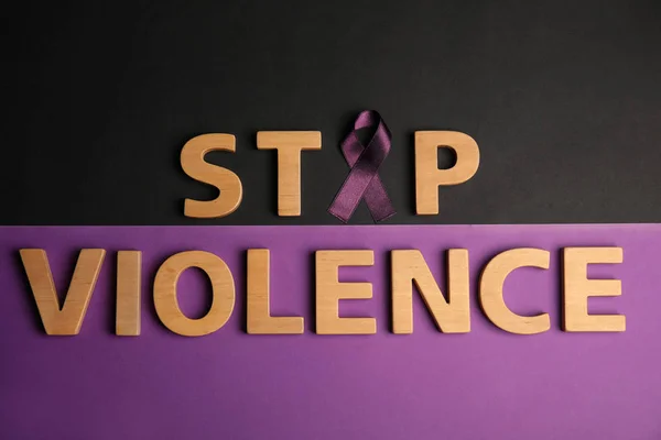 Cinta Púrpura Frase Detener Violencia Sobre Fondo Color Plano —  Fotos de Stock
