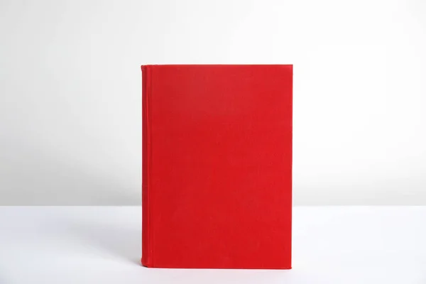 Libro bianco con copertina rigida su sfondo bianco — Foto Stock