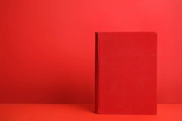 Livre Relié Sur Fond Rouge Espace Pour Design — Photo