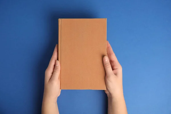 Frau Mit Buch Auf Blauem Hintergrund Draufsicht Raum Für Gestaltung — Stockfoto