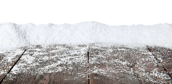 Sneeuwhopen op houten ondergrond tegen witte ondergrond — Stockfoto
