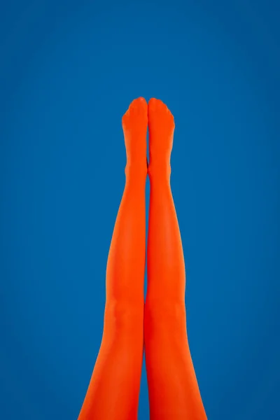 Visel Narancs Harisnya Kék Háttér Közelkép Lábak — Stock Fotó