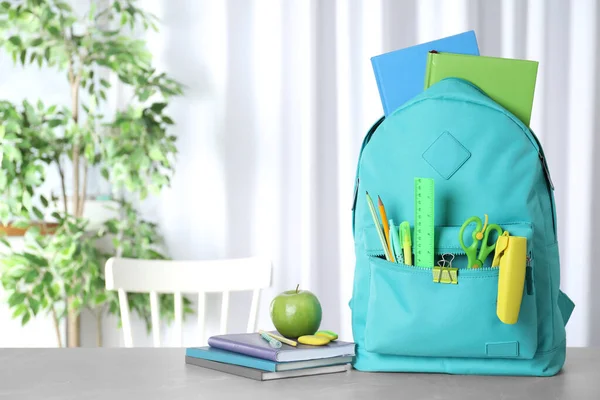 Mochila Elegante Com Diferentes Artigos Papelaria Escolar Mesa Dentro Casa — Fotografia de Stock