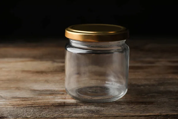 Frasco de vidro vazio fechado na mesa de madeira — Fotografia de Stock