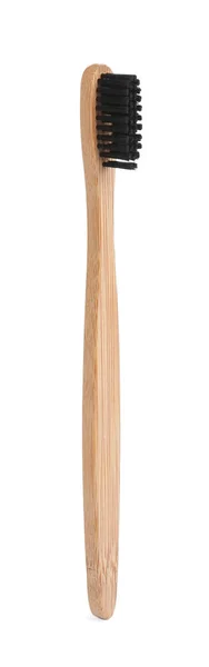 Bambu diş fırçası beyaz üzerine izole edilmiş kömür tüyü ile — Stok fotoğraf