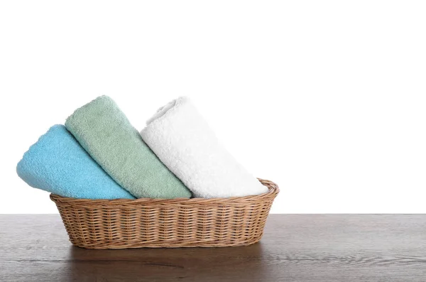 Verse handdoeken op houten tafel tegen witte achtergrond — Stockfoto